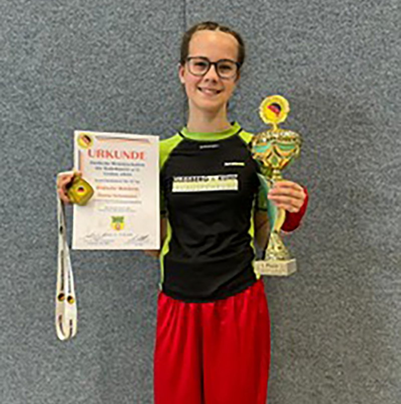 zeigt Hanna Eichelmann mit Wettkampfpokal