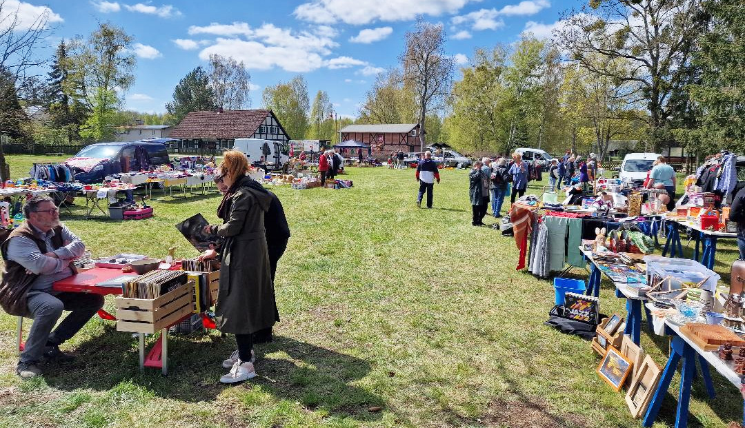 zeigt Ansicht Flohmarkt